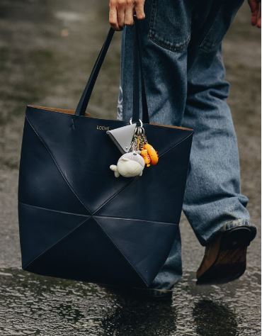  کیف Miu Miu Aventure ترکیبی منحصر‌به‌فرد از جسارت مدرن و جذابیت کلاسیک را ارائه می‌دهد.