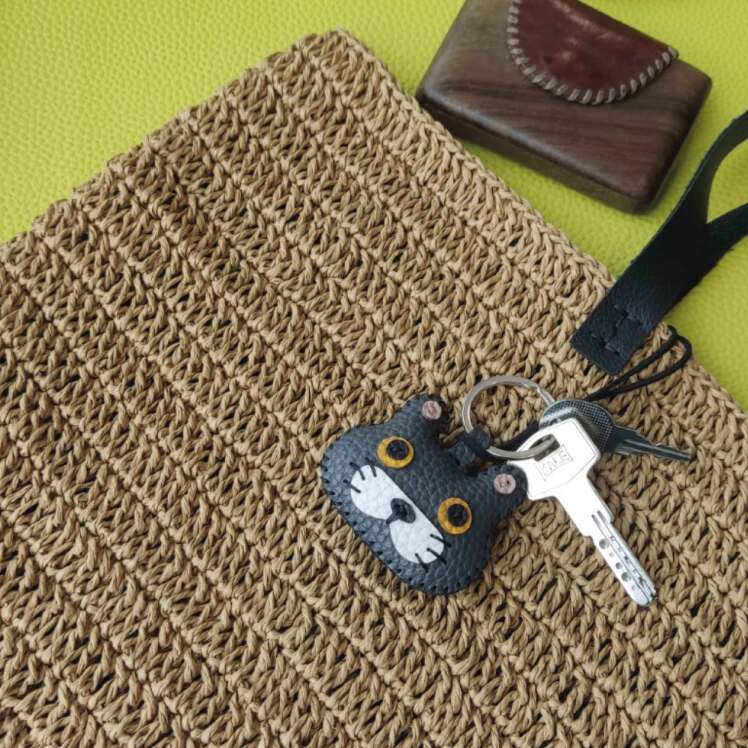 جاکلیدی و آویز چرمی گربه طوسی