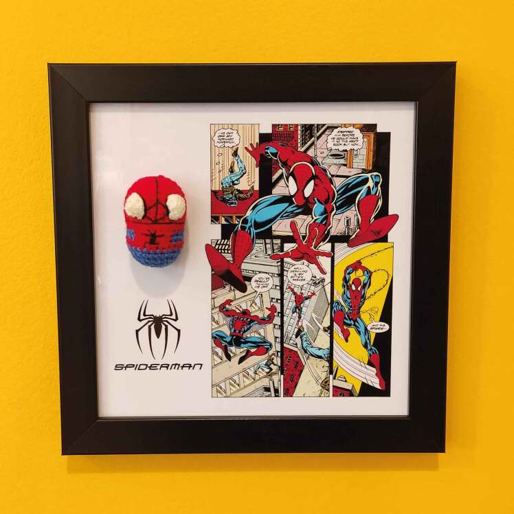 تابلو مرد عنکبوتی بافتنی